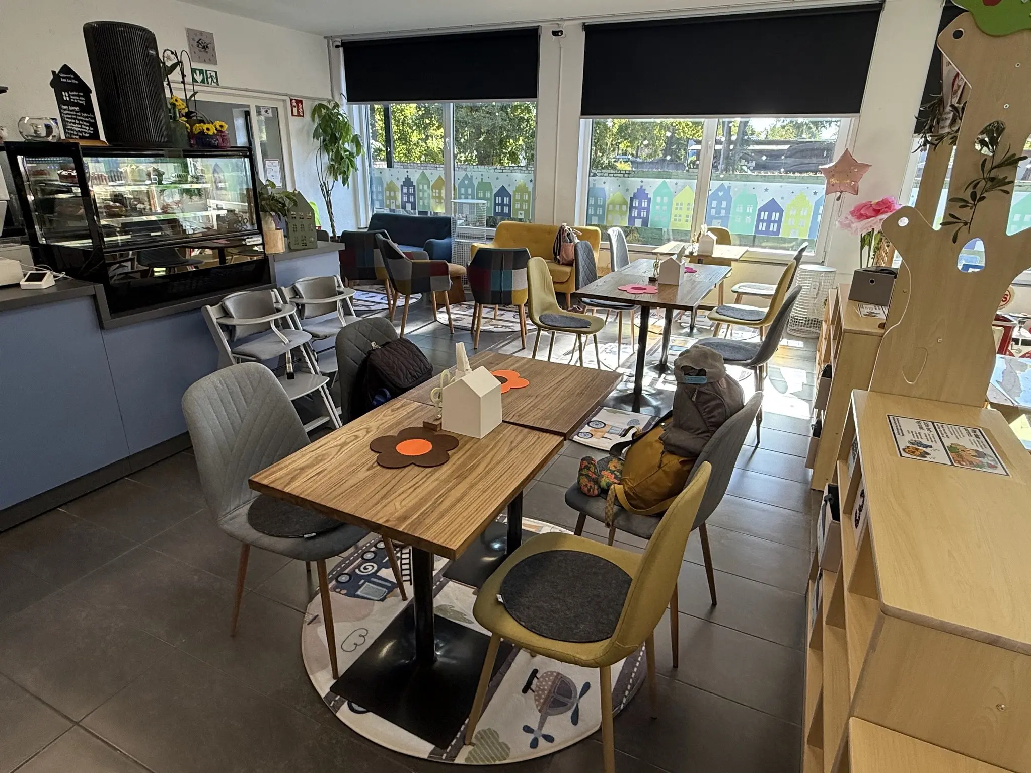 Cafébereich mit familienfreundlichen Sitzplätzen und Kuchentheke